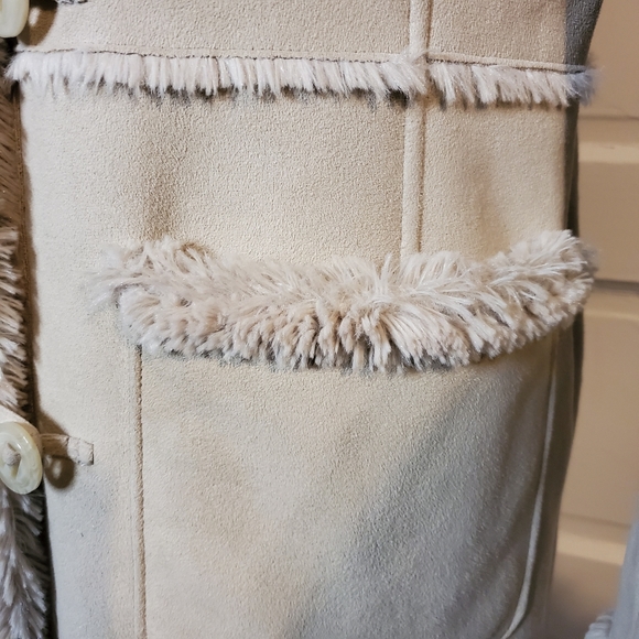 Jones New York Small Suade & Faux Fur Coat. - Picture 5 of 13